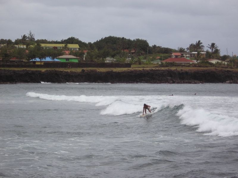 surfer wave hanga roa